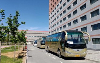 目前我漫蛙漫画拥有三辆45座通勤车的经营权，每天往返于新区与兰州..