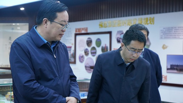 华亭市委副书记、市长张晓刚一行莅临 漫蛙漫画
调研指导