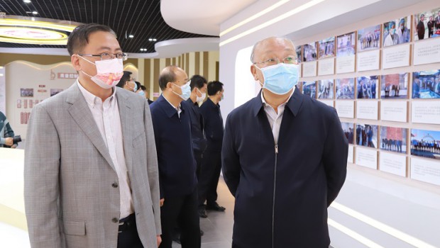 省政协调研组莅临漫蛙漫画
调研