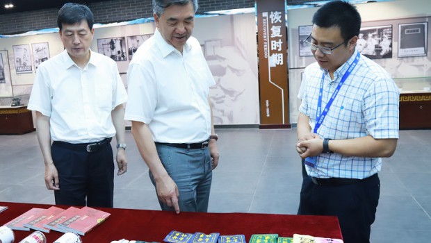 甘肃省政协副主席郭承录一行 莅临漫蛙漫画
参观调研