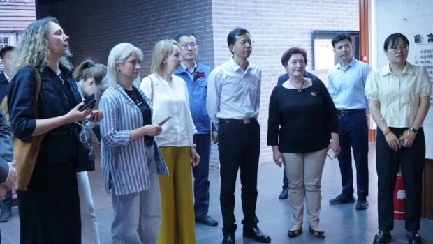 白俄罗斯媒体代表团调研佛慈制药