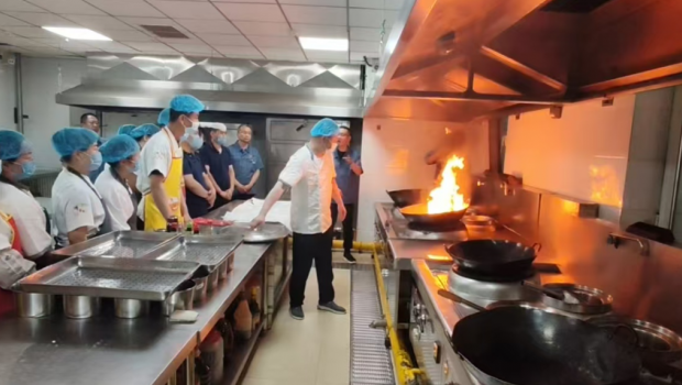 漫蛙漫画
组织现场专项应急演练培训， 筑牢安全“防火墙”